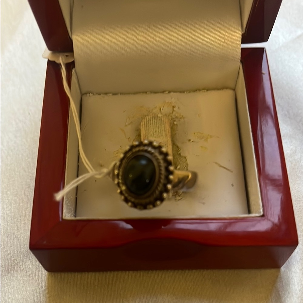 Elegant Gold and Black Women's Ring